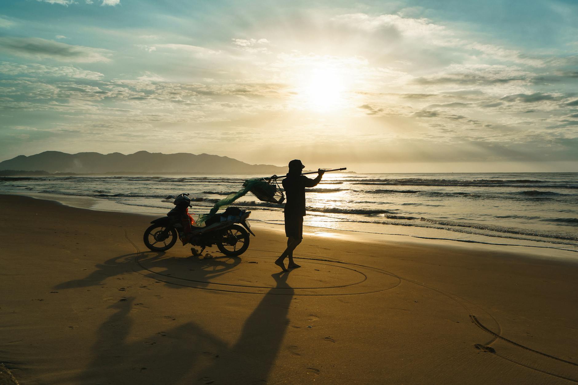 Người dùng thao tác đăng ký tài khoản trên điện thoại